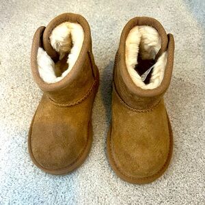 TAN UGGS TODDLER SIZE 6 PERFECT CONDITION